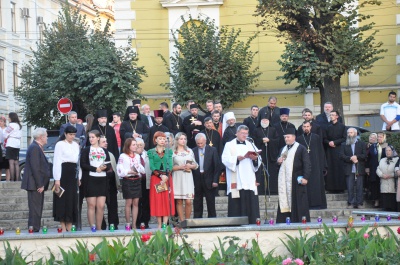 На Театральній площі молилися за мир і за Чернівці (ФОТО)