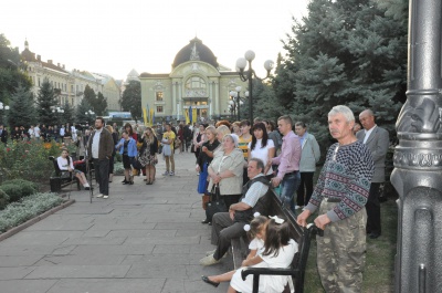 На Театральній площі молилися за мир і за Чернівці (ФОТО)