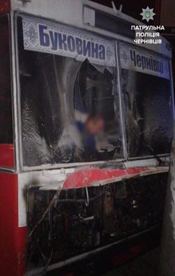 "Спалахнув полум’ям у кабіні": у Чернівцях полісмени допомогли погасити тролейбус, що загорівся на ходу