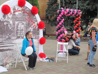 У центрі Чернівців можна зробити світлину на згадку про День міста (ФОТО)