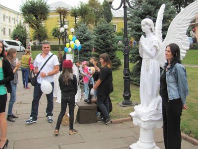 У Чернівцях на Театральній площі діти показують свої таланти (ФОТО)