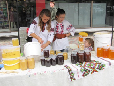 У Чернівцях вперше відбувається фестиваль меду і чаю  (ФОТО)