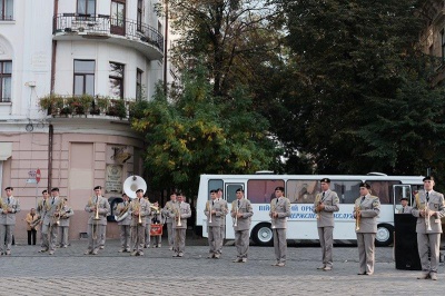 У центрі Чернівців оркестр виконує світові хіти (ФОТО)