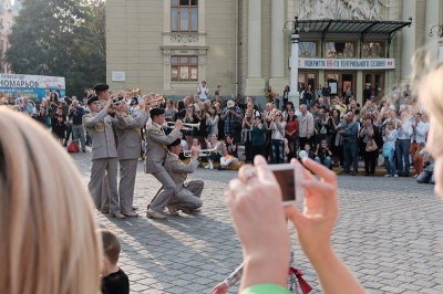 У центрі Чернівців оркестр виконує світові хіти (ФОТО)