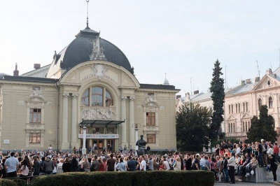 У центрі Чернівців оркестр виконує світові хіти (ФОТО)