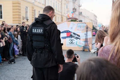 Біля Палацу урочистих подій чернівецькі красуні дефілювали у весільних сукнях (ФОТО)