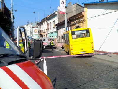 У центрі Чернівців водій маршрутки врізався в електроопору. Загинула літня жінка