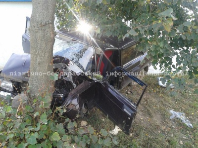 На Буковині "Жигулі" врізались у дерево: водій і пасажирка загинули (ФОТО)