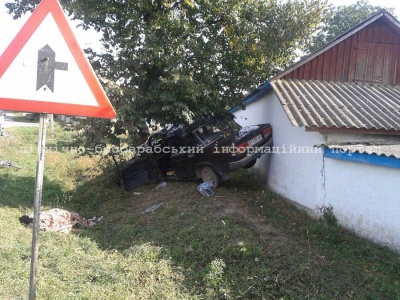 На Буковині "Жигулі" врізались у дерево: водій і пасажирка загинули (ФОТО)