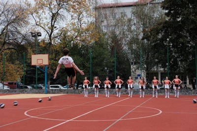 У студмістечку ЧНУ урочисто відкрили спортмайданчик зі штучним покриттям (ФОТО)