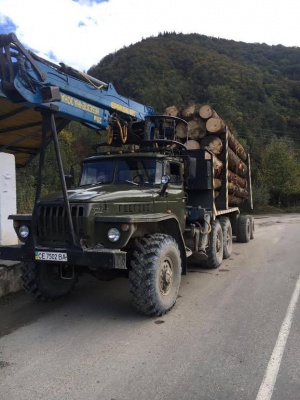 На Буковині СБУ затримала вантажівку, в якій незаконно перевозили лісодеревину (ФОТО)