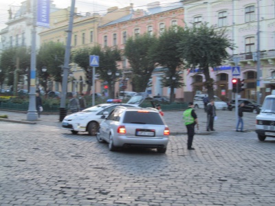 У центрі Чернівців пожежа – перекрито рух транспорту (ФОТО)