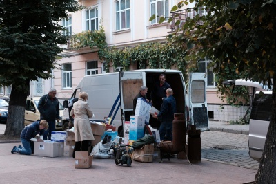 З Чернівців на передову поїхала автівка з теплим одягом та ліками