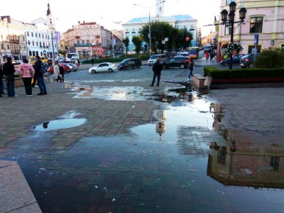 У Чернівцях через витік з фонтану підтопило Центральну площу (ФОТО)