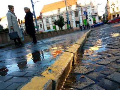 У Чернівцях через витік з фонтану підтопило Центральну площу (ФОТО)