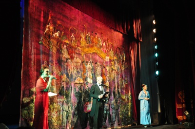 У театрі імені О. Кобилянської у Чернівцях відреставрували 70-річну завісу (ФОТО)