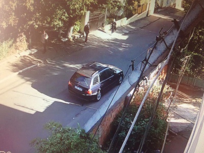 Біля стадіону "Буковина" автомобіль з іноземними номерами врізався у стовп, зруйнувавши паркан (ФОТО)