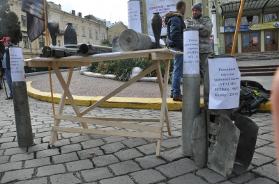 День захисника України: у центрі Чернівців на благодійній акції пригощали пловом (ФOТО)