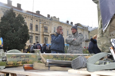 День захисника України: у центрі Чернівців на благодійній акції пригощали пловом (ФOТО)