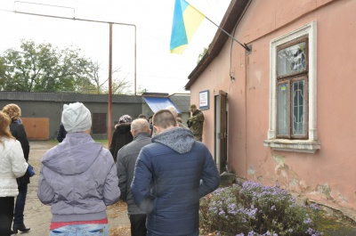 Побили горшки через прапор. У Чернівцях між волонтерами і "батьківщинцями" виникло непорозуміння