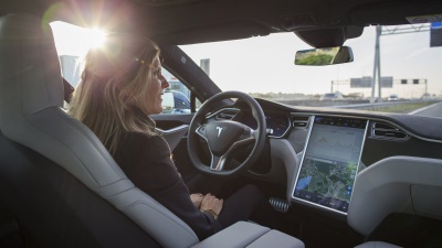Усі авто Tesla обладнають повністю автономним автопілотом
