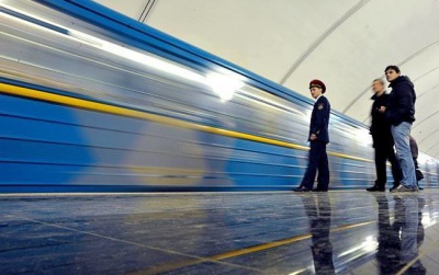 ЗМІ: У київському метро людина впала на рейки