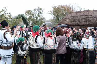 У музеї просто неба в Чернівцях показали традиційні обряди румунського та українського весіль (ФОТО)