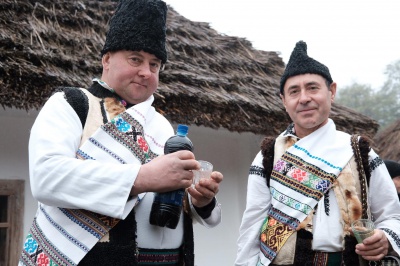 У музеї просто неба в Чернівцях показали традиційні обряди румунського та українського весіль (ФОТО)