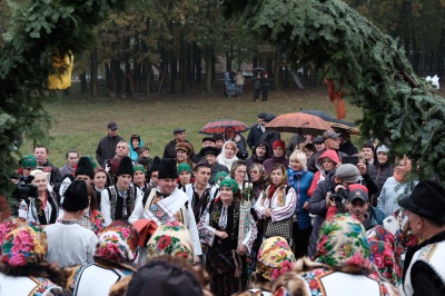 У музеї просто неба в Чернівцях показали традиційні обряди румунського та українського весіль (ФОТО)