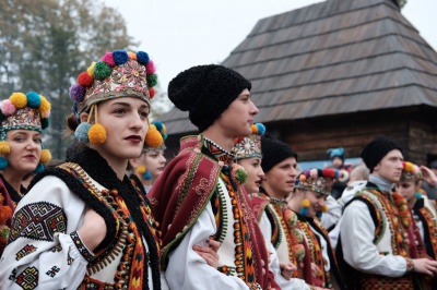 У музеї просто неба в Чернівцях показали традиційні обряди румунського та українського весіль (ФОТО)