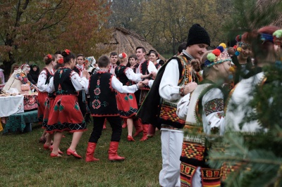 У музеї просто неба в Чернівцях показали традиційні обряди румунського та українського весіль (ФОТО)