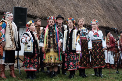 У музеї просто неба в Чернівцях показали традиційні обряди румунського та українського весіль (ФОТО)