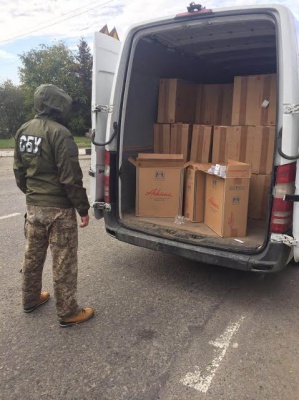 На дорогах Путильщини спецслужби затримали "Мерседес" з контрабандними цигарками