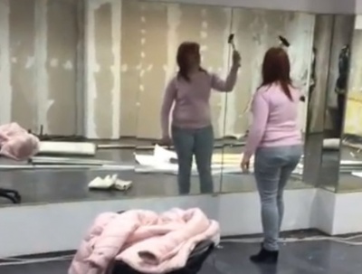 З’явилося відео, де керівник танцювальної школи у Чернівцях трощить дзеркала в "Льодовій арені"