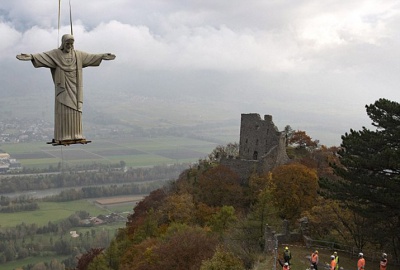 Над швейцарським селом літала статуя Ісуса