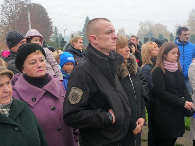 У Чернівцях на Алеї Слави встановили пам'ятник бійцю батальйона "Донбас"