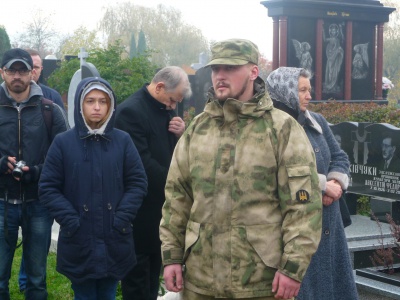 У Чернівцях на Алеї Слави встановили пам'ятник бійцю батальйона "Донбас"