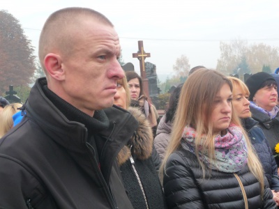 У Чернівцях на Алеї Слави встановили пам'ятник бійцю батальйона "Донбас"