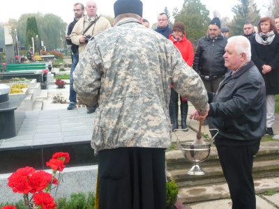 У Чернівцях на Алеї Слави встановили пам'ятник бійцю батальйона "Донбас"