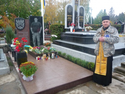 У Чернівцях на Алеї Слави встановили пам'ятник бійцю батальйона "Донбас"