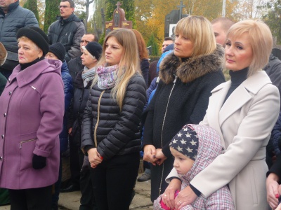 У Чернівцях на Алеї Слави встановили пам'ятник бійцю батальйона "Донбас"