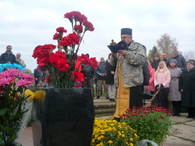 У Чернівцях на Алеї Слави встановили пам'ятник бійцю батальйона "Донбас"