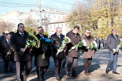 У Чернівцях поклали квіти до пам’ятника визволителям (ФОТО)