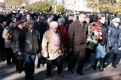 У Чернівцях поклали квіти до пам’ятника визволителям (ФОТО)