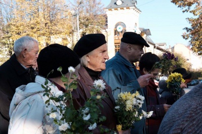 У Чернівцях поклали квіти до пам’ятника визволителям (ФОТО)