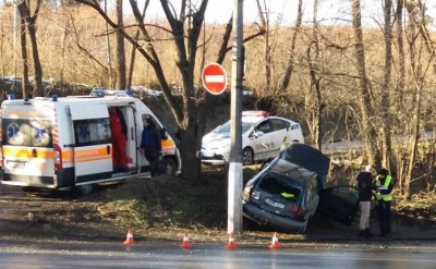 У Чернівцях біля Калинівського ринку авто з’їхало з дороги (ФОТО)