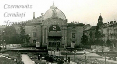 Про Чернівці в старих фото. Зниклі колони перед театром.