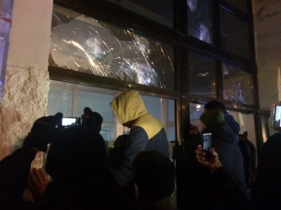 У Києві протестувальники розтрощили вікна в офісах Медведчука та російського "Сбєрбанку"