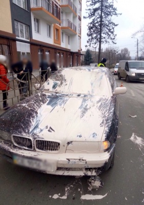 У Чернівцях БМВ збило чоловіка з відром фарби і "перефарбувалося" (ФОТО)