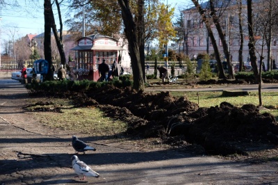 У сквері на Соборній площі Чернівців міняють систему освітлення (ФОТО)